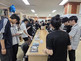 2025년 9월 독서의 달 행사 '외계인 침공 시 책 안 읽은 사람부터 먼저 잡아먹힌다'